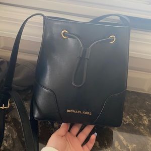 Michael kors crossbody bucket bag